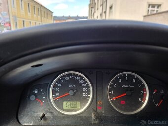 Nissan Almera 1.8i - 9