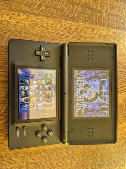 Nintendo DS Lite s příslušenstvím. - 9