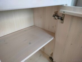 Masivní komoda a 2 noční stolky - 9