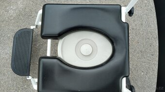 Invalidní křeslo z wc záchodem - 9