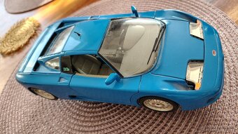 Auto Bugatti na stojanu - 9