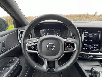 Volvo V60 R-Design 2021 - 9
