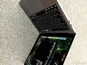 MacBook Pro 13 palců Apple M1 chip 16GB RAM 512 ssd - 9