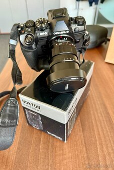 Olympus E-M1 II + HLD-9 + Voigtländer 25mm f/0,95 Nokton - 9