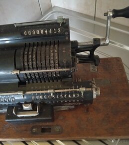 Starožitná kalkulačka Triumphator - 9