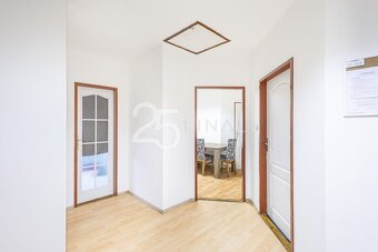 Prodej prostorného bytu o dispozici 3+1, Komenské náměstí, M - 9