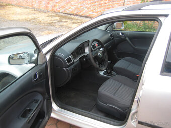 ŠKODA OCTAVIA TOUR COMBI 1.6 MPi 75 KW - 9