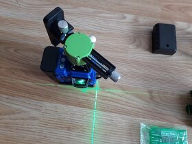Nový samonivelační laser 4D 16 linek, 2 baterie, Do - 9
