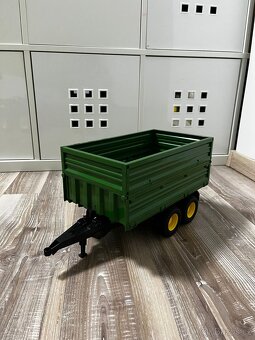 BRUDER Traktor John Deer s nakladačem a přívěsem - 9