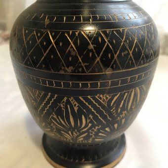 Černé tepané karafy, váza a vintage - 9