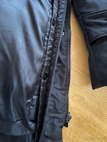 Dámský černý zimní kabát s kapucí - 9