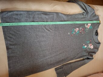 Slabší úpletové šaty s výšivkou - 9