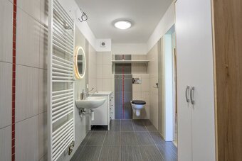 Rodinný dům s dvougaráží, vhodné jako dvougenerační bydlení, - 9