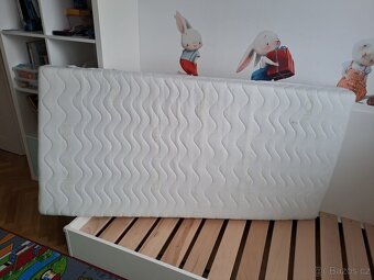 Nábytek - dětská postel cca 160x80 + IKEA KALLAX - 9