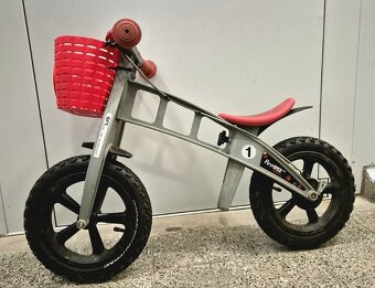 FirstBIKE - odrážedlo CROSS silver, brzda, košík, zvonek
- 9