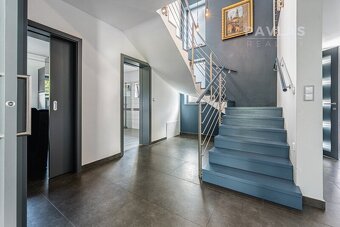 Rodinná rezidence v Novém Spolí – Luxus, prostor a wellness  - 9