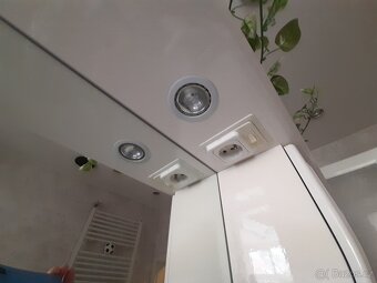 Koupelnová zrcadlová stěna se skříňkami a umyvadlem - 9