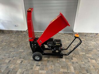 Motorový štěpkovač a drtič větví ATHOS 1005 - 9