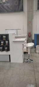 Prodejní stánek/kiosek s LED podsvícením a skly - 9