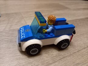 Lego City 60241 Policejní oddělení se psem - 9