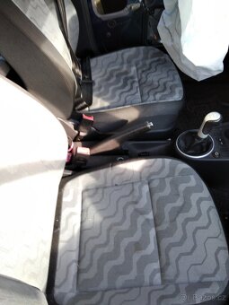 nd z škoda fabia 2 1.2htp 44kw červená bílá modrá stříbrná - 9