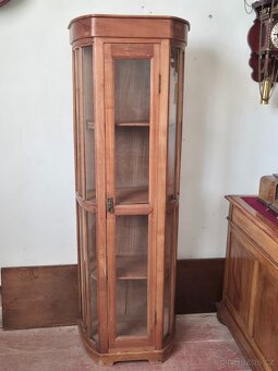Koloniální starožitná prosklená vitrína z masivního dřeva - 9