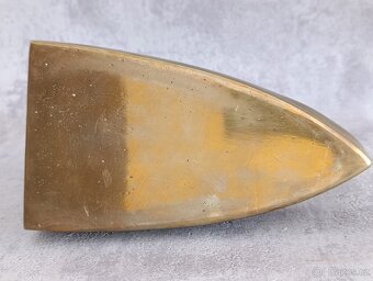 Stará zachovalá mosazna žehlička č.7 (vzadu značeni 7) - 9