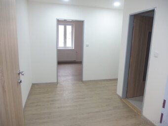 Pronájem bytu 1+kk s možností parkování a vl. vytápěním. - 9