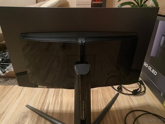HERNÍ MONITOR 31.5" MSI MAG 321CUP QD-OLED - 9