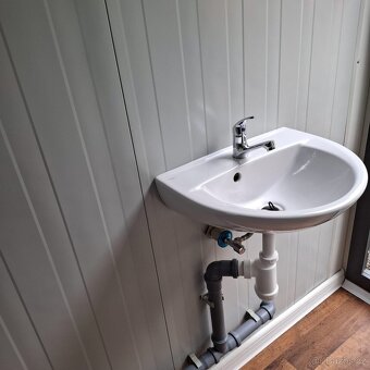 Obytný kontejner o rozměru 2,4 x 2,4 m včetně WC - 9