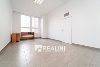 Na prodej obchodní prostor o velikosti 832m2 v centru Karvin - 9