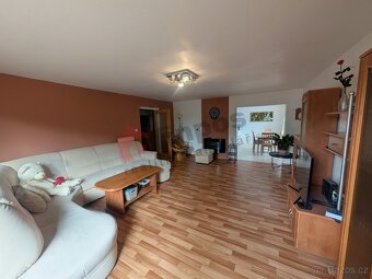 Pronájem rodinného domu 4+1 s venkovním bazénem a altánem v - 9