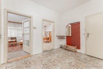 Vilka s arkýřem v České u Brna na parcele 465m2, vjezd, park - 9