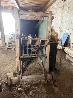 Starý zemědělský stroj – čistička / mlátička obilí - 9