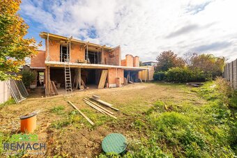 Prodej hrubé stavby, luxusní rodinný dům 4+kk, 235 m², Uhers - 9