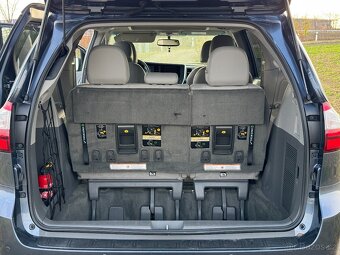 Toyota Sienna XLE AWD - 9