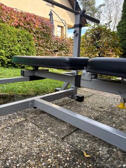 Posilovací lavice benchpress s osou a kotouči - 9
