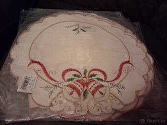 Vánoční kulaté prostírání vyšívané 12 kusů - 9