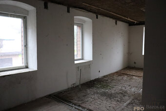 Prodej domu k rekonstrukci k podnikání nebo na bydlení ve Ve - 9