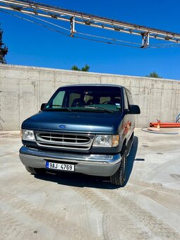 V10, Ford E350, obsah 6,7 litru, 7 místné - 9