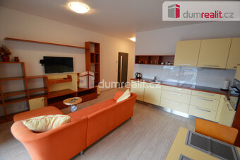 Pronájem 3+kk 70 m2 P8 Karlín balkon novostavba garážové stá - 9