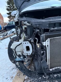 Golf 6 plus 2010 1.2 tsi bouraný na předek - 9