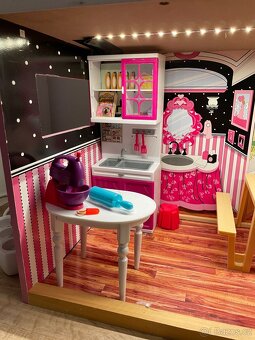 Dreveny dum pro panenky Barbie bohatá výbava, osvětlení - 9
