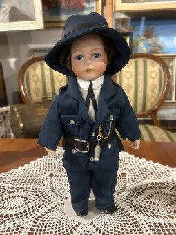 Porcelánová panenka policista z kolekce Leonardo - 9
