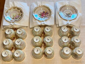 3 kompletní a nepoužité “retro” sady hrníčků s talířky - 9