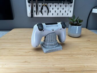 Stojánek/držák na ovladač PS5 Dualsense - antický sloup - 9