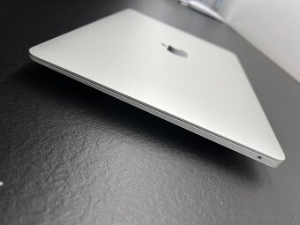 Apple MacBook Air M1 stříbrný (256 GB SSD, 8 GB RAM) - 9