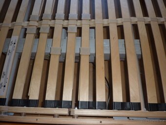 Dřevěná manželská postel 180 x 200 cm - 9