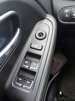 Kia Carens 1,6 GDI - 9