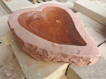 Pítka ve tvaru srdce z červeného pískovce - 9